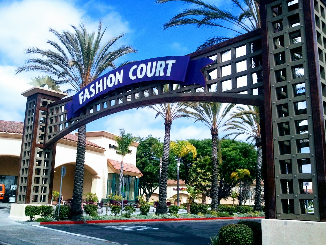 Camarillo Premium Outlets outdoor shopping court and retail storefronts