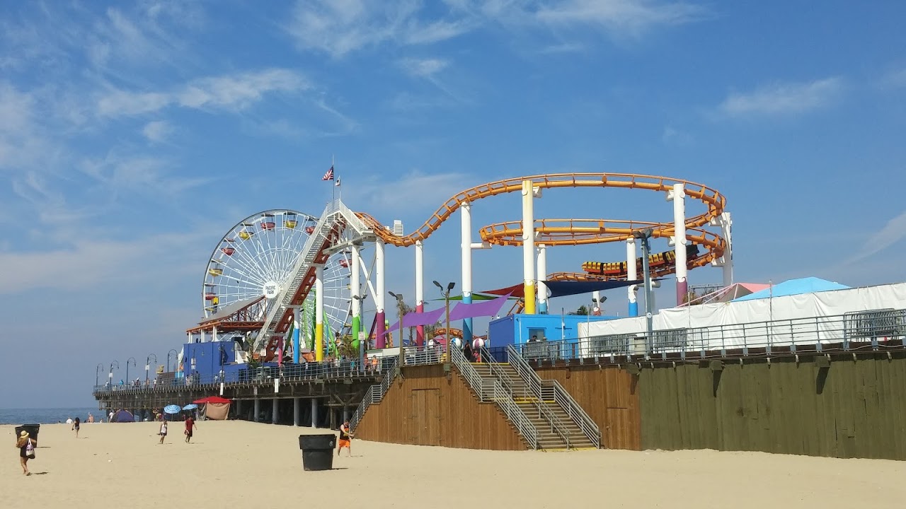 Santa Monica sandy beach and Pacific Ocean horizon