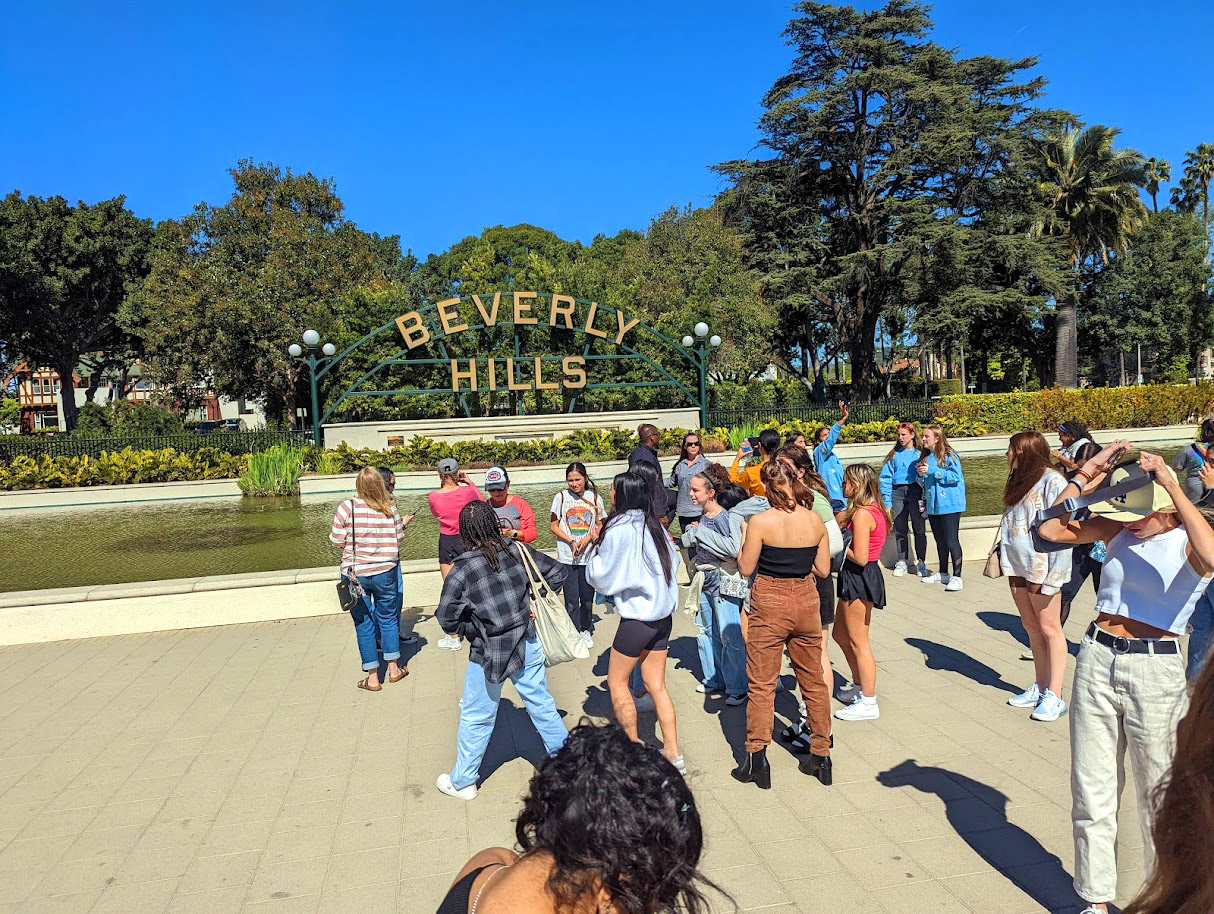 Наши гости у исторического знака Беверли-Хиллз в парке Beverly Gardens